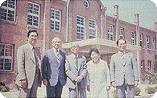 왼쪽부터 남기철 학장, 도익서 박사, 이호운 학장과 사모님, 전희철 교장